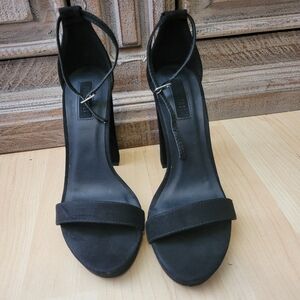 Forever 21 Elegent Black Felt Fabric Strappy 4.5"Womens Heels. Wore Once!Size 7.